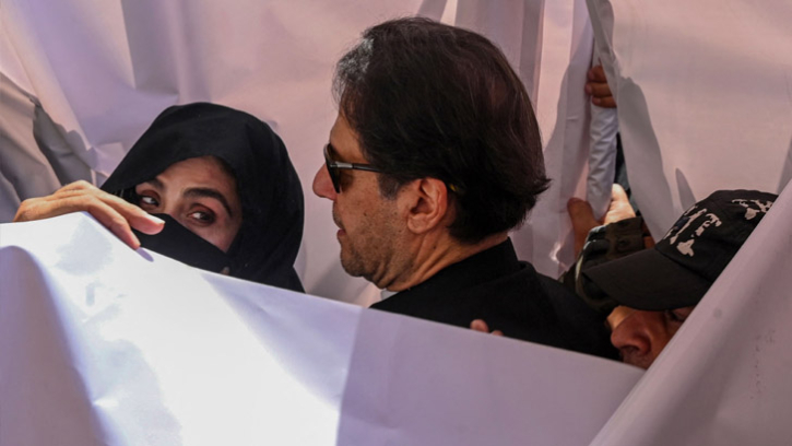 স্বামীর অনুপস্থিতিতে বুশরা বিবির বাড়িতে আসতেন ইমরান খান!