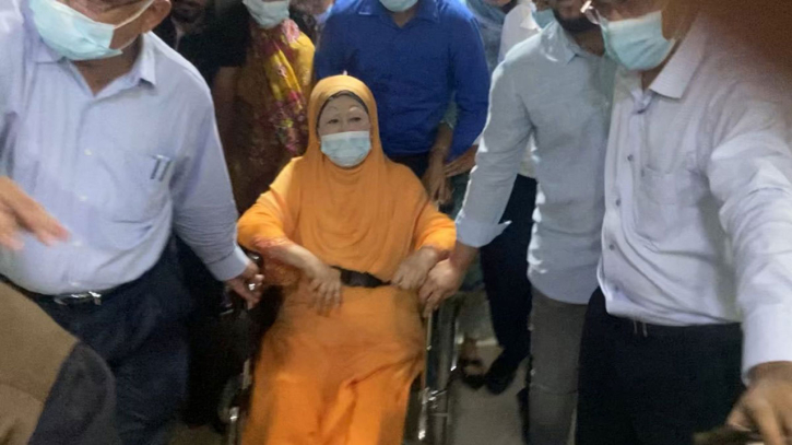 বাসায় ফিরলেন খালেদা জিয়া বাসায় ফিরলেন খালেদা জিয়া
