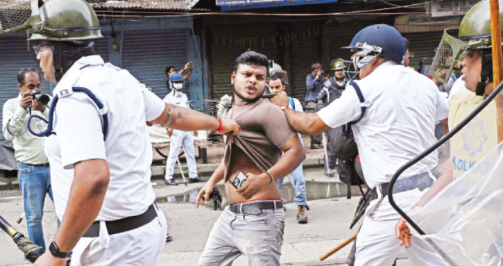 শিক্ষার্থী-পুলিশ ব্যাপক সংঘর্ষ, উত্তাল পশ্চিমবঙ্গ শিক্ষার্থী-পুলিশ ব্যাপক সংঘর্ষ, উত্তাল পশ্চিমবঙ্গ