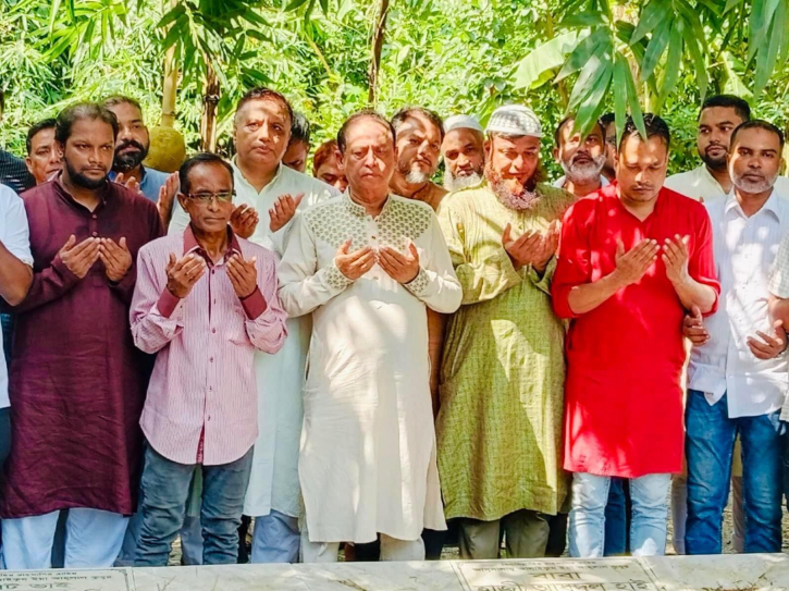এক যুগ পর বাবা-মায়ের কবর জিয়ারত করলেন বিএনপি নেতা কাইয়ুম এক যুগ পর বাবা-মায়ের কবর জিয়ারত করলেন বিএনপি নেতা কাইয়ুম