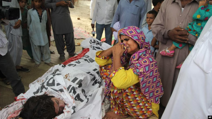 পাকিস্তানে ‘সম্মানরক্ষায়’ নারীকে গুলি করে হত্যা পাকিস্তানে ‘সম্মানরক্ষায়’ নারীকে গুলি করে হত্যা