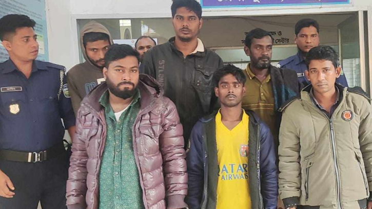 ছাত্রদল নেতার দেহ তল্লাশি করতেই বেরিয়ে এলো হেরোইন ছাত্রদল নেতার দেহ তল্লাশি করতেই বেরিয়ে এলো হেরোইন