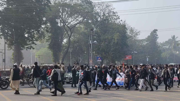 শহীদ মিনারে দলে দলে জড়ো হচ্ছেন বিপ্লবীরা শহীদ মিনারে দলে দলে জড়ো হচ্ছেন বিপ্লবীরা