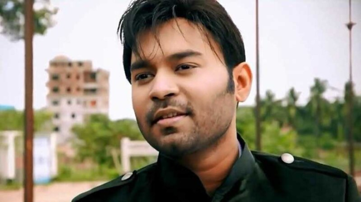 যুক্তরাষ্ট্র থেকে ’গ্রিন কার্ড’ নিয়ে ফিরছেন কাজী মারুফ যুক্তরাষ্ট্র থেকে ’গ্রিন কার্ড’ নিয়ে ফিরছেন কাজী মারুফ