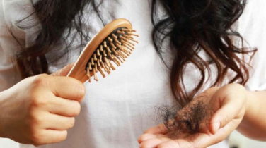 বর্ষাকালে চুল পড়া বেড়ে যায়? জেনে নিন করণীয়