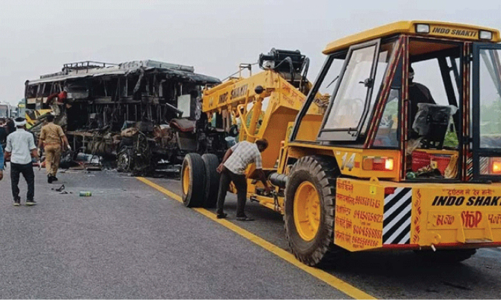 ভারতের উত্তরপ্রদেশে বাস-ট্যাঙ্কার সংঘর্ষে নিহত ১৮ ভারতের উত্তরপ্রদেশে বাস-ট্যাঙ্কার সংঘর্ষে নিহত ১৮