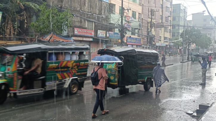 অবশেষে নামলো বৃষ্টি, দাবদাহে পুড়তে থাকা মানুষের স্বস্তির নিশ্বাস অবশেষে নামলো বৃষ্টি, দাবদাহে পুড়তে থাকা মানুষের স্বস্তির নিশ্বাস