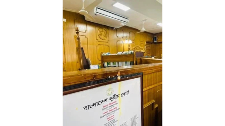 বিচারপতিকে ডিম মেরে এজলাস থেকে নামালো আইনজীবীরা বিচারপতিকে ডিম মেরে এজলাস থেকে নামালো আইনজীবীরা