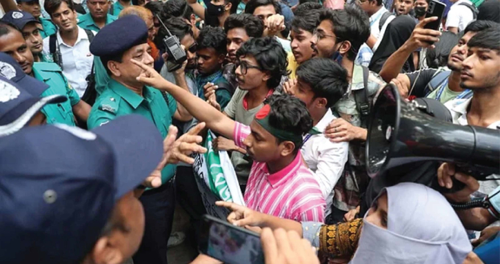 তালা ভেঙে ঢাকা বোর্ডের ভেতরে শিক্ষার্থীদের বিক্ষোভ, হামলায় আহত ৬ তালা ভেঙে ঢাকা বোর্ডের ভেতরে শিক্ষার্থীদের বিক্ষোভ, হামলায় আহত ৬