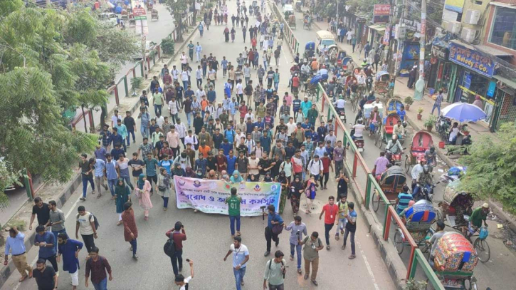 আজও সায়েন্সল্যাবে অবরোধ শিক্ষার্থীদের, দিনের শুরুতেই ভোগান্তি আজও সায়েন্সল্যাবে অবরোধ শিক্ষার্থীদের, দিনের শুরুতেই ভোগান্তি