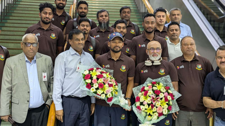 পাকিস্তানকে হোয়াইটওয়াশ করে দেশে ফিরলেন শান্ত’রা পাকিস্তানকে হোয়াইটওয়াশ করে দেশে ফিরলেন শান্ত’রা
