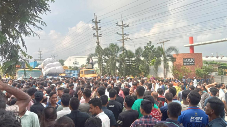 গাজীপুরের বিভিন্ন সড়কে শ্রমিকদের বিক্ষোভ গাজীপুরের বিভিন্ন সড়কে শ্রমিকদের বিক্ষোভ