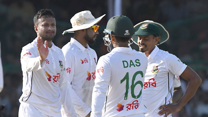 শেষ দিনের রোমাঞ্চের অপেক্ষায় কানপুর শেষ দিনের রোমাঞ্চের অপেক্ষায় কানপুর