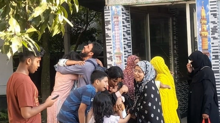 পাশাপাশি কবরে শায়িত একই পরিবারের চারজন পাশাপাশি কবরে শায়িত একই পরিবারের চারজন