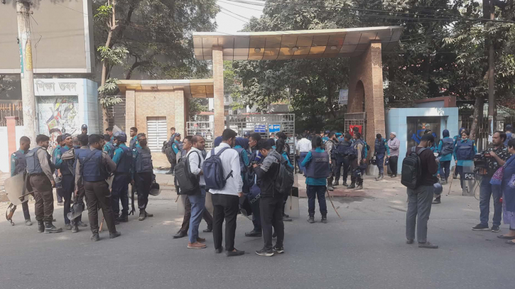 শিক্ষা ভবনের সামনে নিরাপত্তা জোরদার