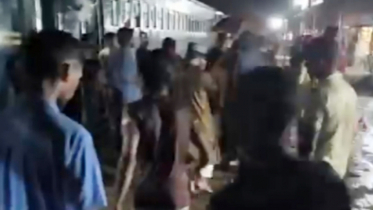 যাত্রীর সঙ্গে অসদাচরণ, স্টেশনে ট্রেন আটকে টিটিইকে মারধর