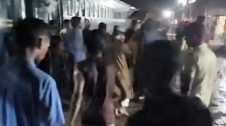 যাত্রীর সঙ্গে অসদাচরণ, স্টেশনে ট্রেন আটকে টিটিইকে মারধর