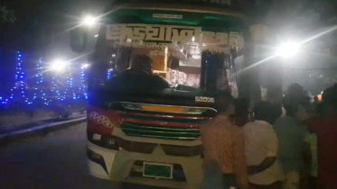 সাভারে চলন্ত বাসে অস্ত্রের মুখে জিম্মি করে যাত্রীদের মালামাল লুট