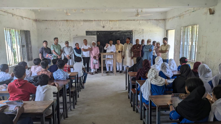 স্কুলে আবারও সেই বিএনপি নেতার ধানের শীষের প্রচারণা