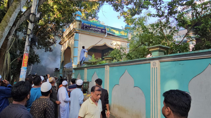 নুরাল পাগলার দরবারে হামলায় নিহত ১, আহত অর্ধশতাধিক নুরাল পাগলার দরবারে হামলায় নিহত ১, আহত অর্ধশতাধিক