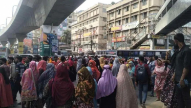 মিরপুরে সড়ক অবরোধ করেছেন পোশাক শ্রমিকরা, যান চলাচল ব্যাহত