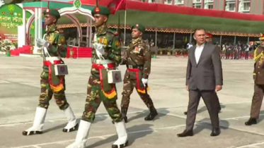 সেনাবাহিনীর ৭ ইউনিটকে জাতীয় পতাকা দিলেন প্রধানমন্ত্রী