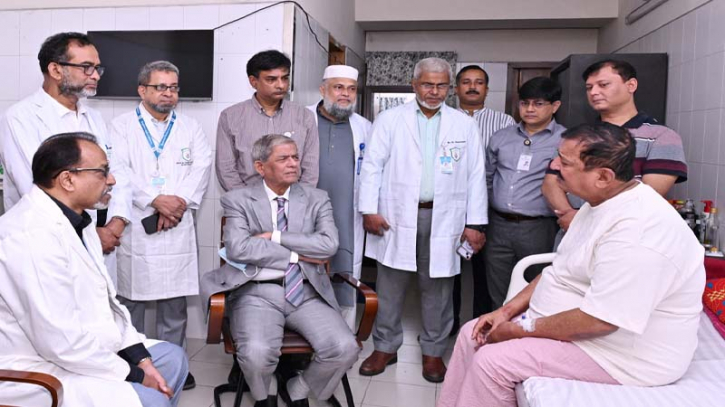 ভূমিমন্ত্রীকে দেখতে হাসপাতালে রাষ্ট্রপতি
